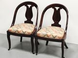 paire de chaises anciennes avec dossier et accoudoirs rembourrés