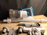 une photo d'un aspirateur et d'autres outils posés sur une table
