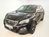 l'avant d'un SUV noir garé dans une pièce blanche