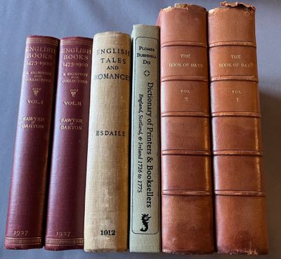 plusieurs vieux livres sont alignés sur une table