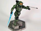 statue d'un homme en costume vert tenant une épée bleue