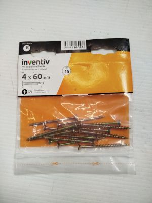 un assortiment de vis dans un emballage posé sur une table