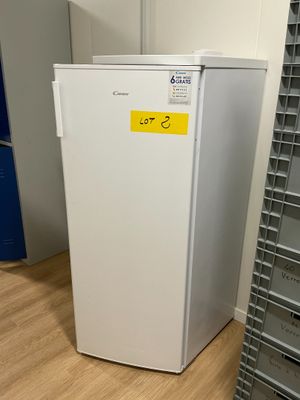 un réfrigérateur blanc sur lequel est collé un autocollant jaune