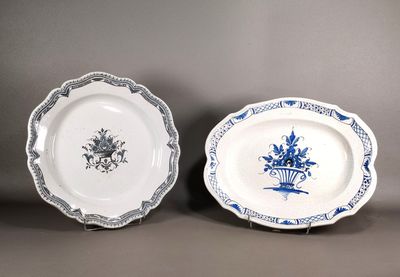 deux assiettes ornées de motifs bleus et blancs, posées l'une à côté de l'autre