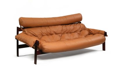 Canapé-lit en cuir marron avec pieds et accoudoirs en bois, sur fond blanc