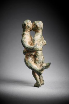 une image représentant une statue d'un homme tenant une femme dans ses bras