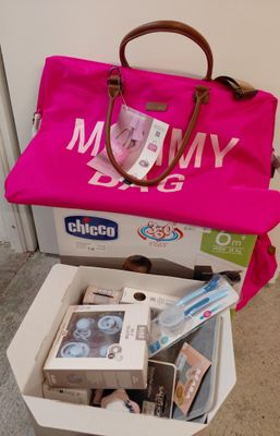 un sac rose posé sur une boîte de brosses à dents