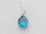 un pendentif en topaze bleue, quartz et diamants, monté sur une chaîne en argent