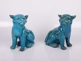 une paire de figurines de chats en céramique bleue sur fond blanc