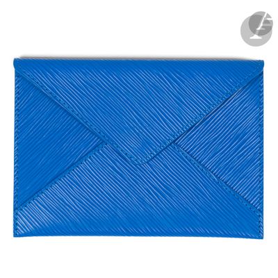 un porte-cartes en cuir bleu orné d'un motif en diagonale sur le devant