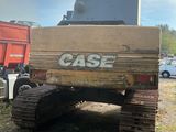 une photo d'un tracteur garé dans l'herbe