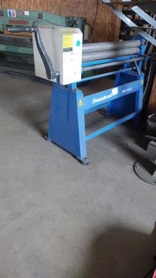 une image représentant une machine en train de découper du papier