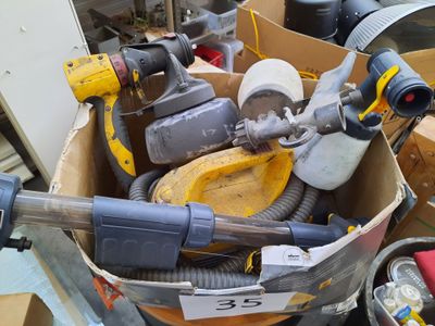 une boîte pleine d'outils posée sur une table
