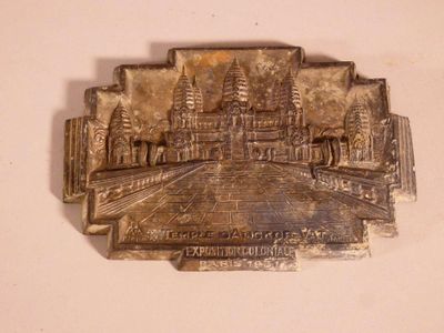 une plaque métallique sur laquelle figure l'image d'un bâtiment