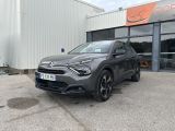 une voiture grise garée devant un bâtiment