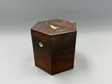 une vieille boîte en bois ornée d'un motif à la feuille d'or