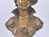 buste en bronze représentant une femme coiffée d'un chapeau, posé sur un socle en marbre