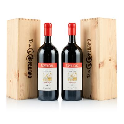 deux bouteilles de vin rouge dans un coffret en bois