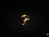 un gros plan sur une boule de verre posée sur une table dans l'obscurité