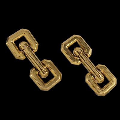 deux paires de boutons de manchette dorés à maillons carrés