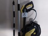un balai-brosse jaune et noir et une serpillière noire et blanche