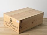 une caisse en bois posée sur un parquet