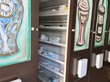 une peinture sur la porte d'un magasin représentant des glaces