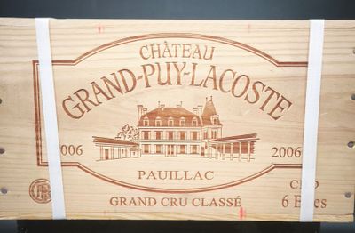 une boîte en bois avec une étiquette de vin