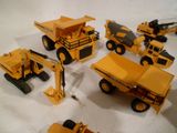 un ensemble de petits engins de chantier en plastique posés sur une table