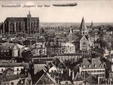 une vieille photo d'une ville avec une grande soucoupe volante dans le ciel