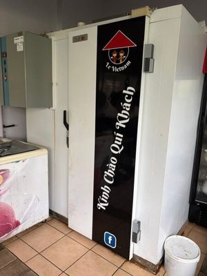 un réfrigérateur sur lequel est accrochée une affiche, dans une cuisine