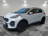 une voiture blanche est garée sur le sol à carreaux d'un garage