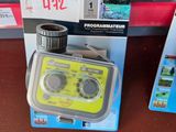 une radio jaune posée sur une table, à côté d'autres objets