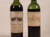 deux bouteilles de vin posées l'une à côté de l'autre sur une surface blanche