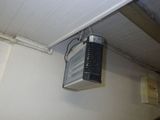 climatiseur fixé au plafond, sur le mur, dans une petite pièce