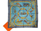 un foulard en soie bleu et jaune orné d'un motif représentant un dragon