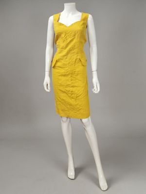 une robe jaune sur un mannequin, un mannequin, un mannequin, un mannequin, un mannequin, un mannequin, un mannequin, un mannequin, un mannequin