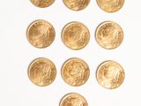 une multitude de pièces d'or disposées en forme de cœur