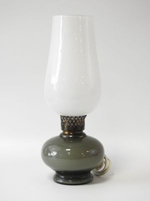 une lampe en verre posée sur une table