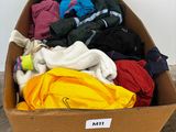 un carton rempli de vêtements posé sur une palette