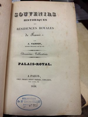 un livre ouvert, sur lequel figure un titre, posé sur une table