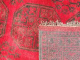 une photo en gros plan d'un tapis rouge bordé de noir