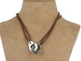 collier en cuir marron avec un pendentif en argent autour du cou d'un mannequin