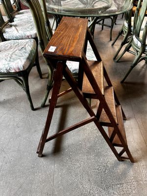 de nombreuses chaises et tables dans une pièce où se trouve une table à plateau en verre