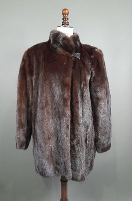 gros plan d'un manteau de fourrure sur un mannequin