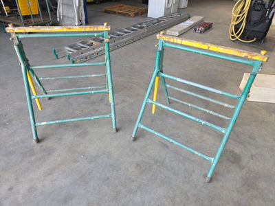 deux échelles qui se trouvent dans un garage