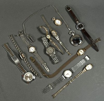 un grand nombre de montres posées sur la table