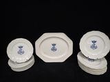 Plusieurs assiettes ornées de motifs bleus et blancs sont empilées les unes sur les autres
