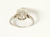 gros plan d'une bague en diamant sur une surface blanche
