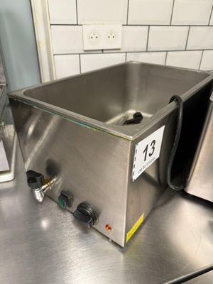 un évier en acier inoxydable posé sur un plan de travail dans une cuisine